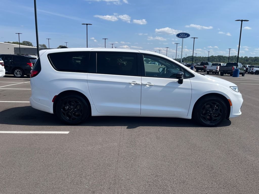 Used 2024 White Chrysler Select image 6