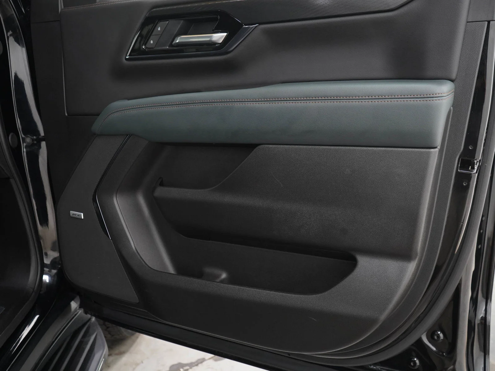 Used 2025 Onyx Black GMC 4WD 4dr AT4 image 12