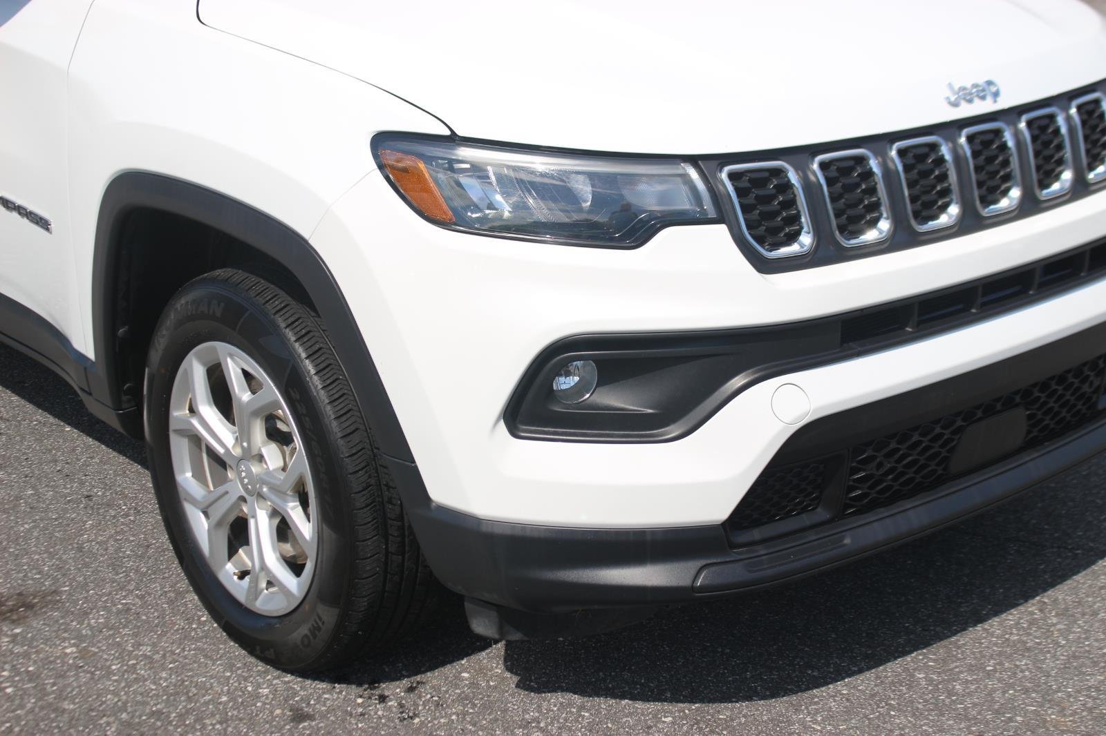 Used 2024 White Jeep Latitude image 9
