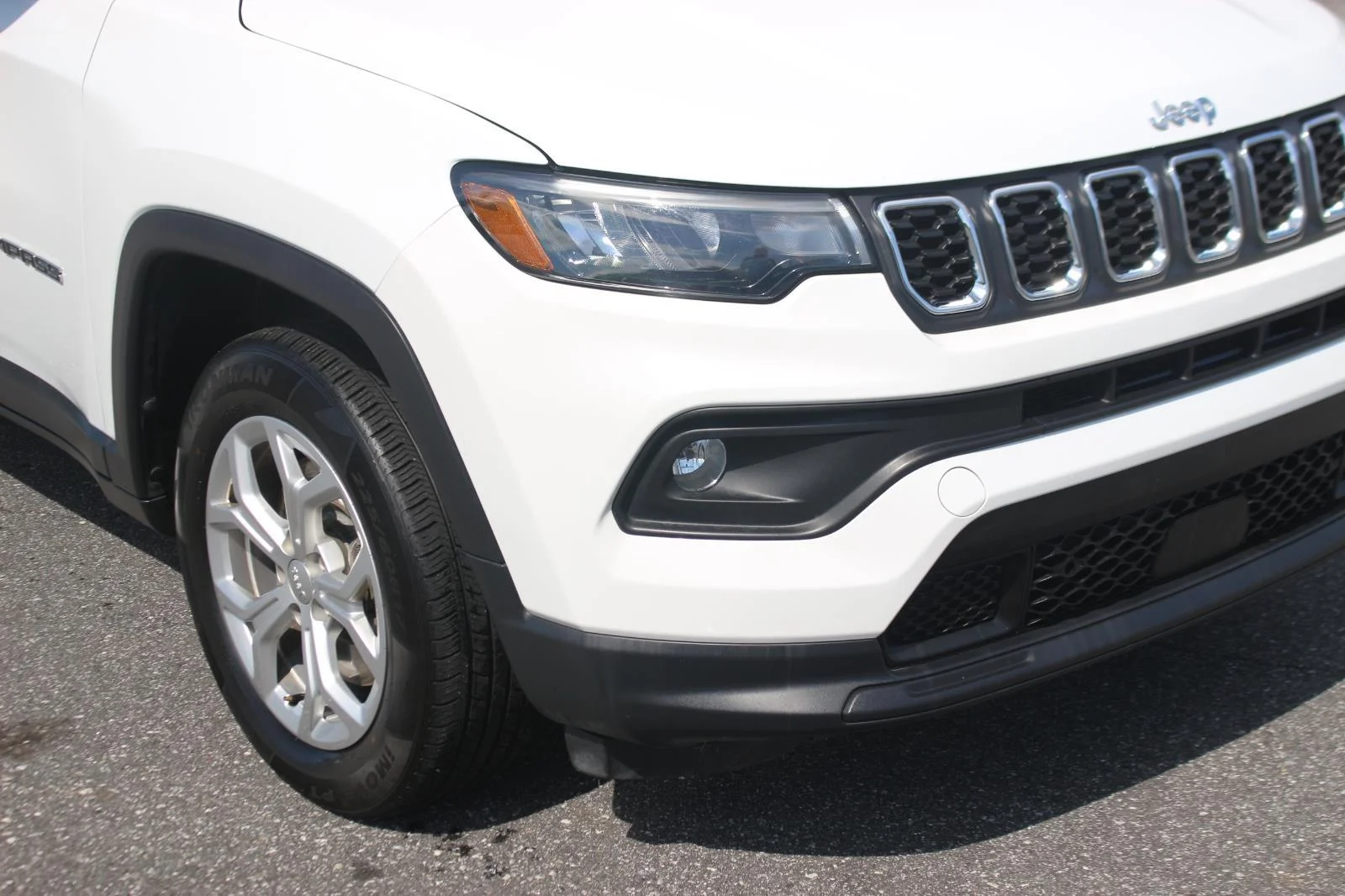 Used 2024 White Jeep Latitude image 9