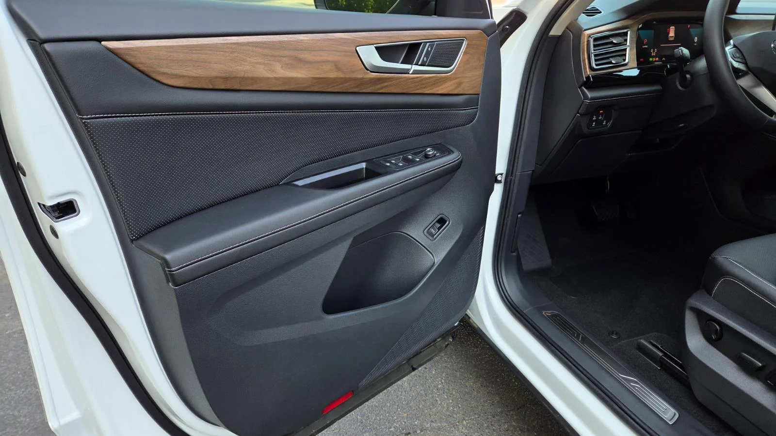New 2026 Opal White Pearl Volkswagen 2.0T SE w/Technology image 19