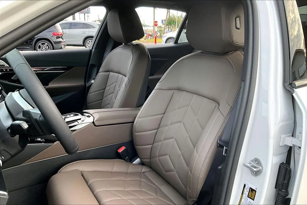 2026 BMW 5 Series 550e - Photo 8