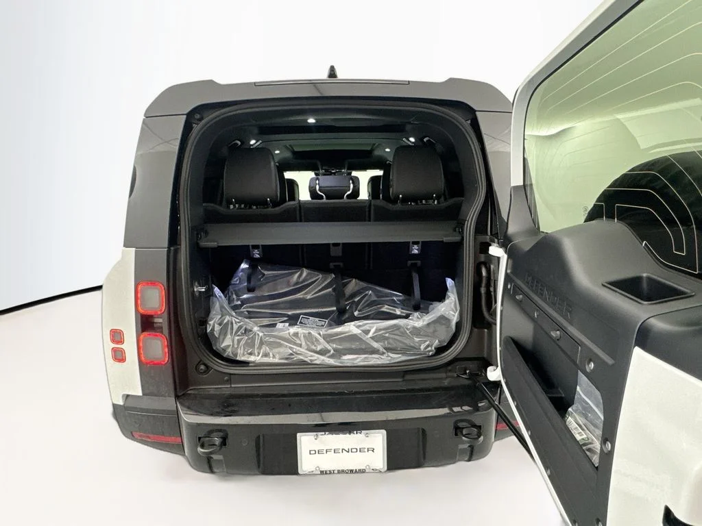 New 2026 White Land Rover X-Dynamic SE image 25