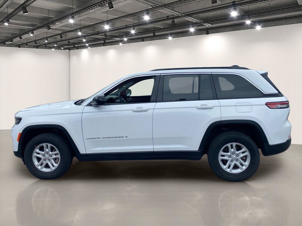 Used 2025 Bright White Clearcoat Jeep Laredo image 4