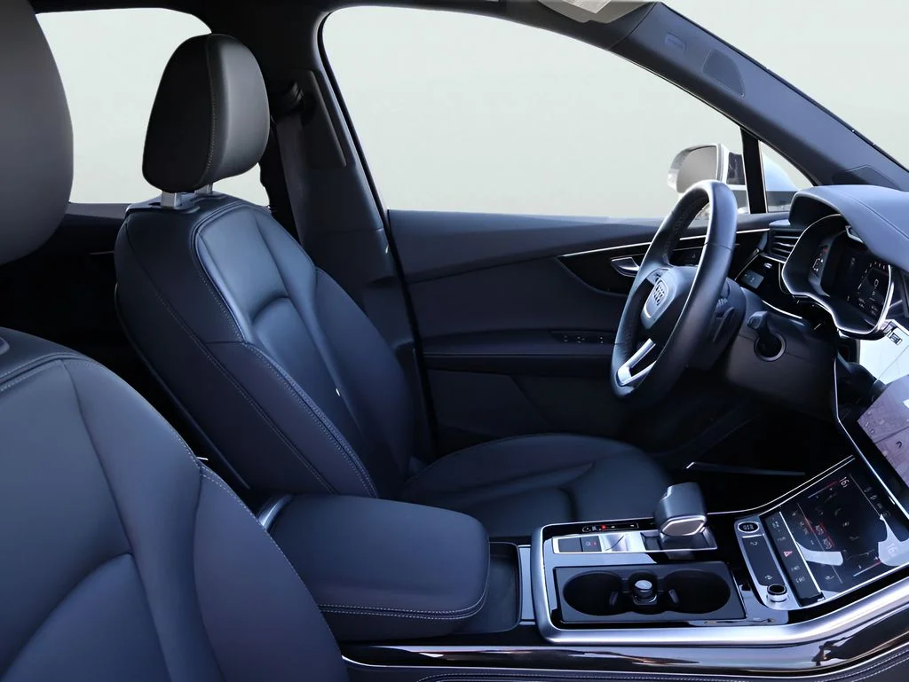 Used 2025  Audi 55 Premium Plus image 9