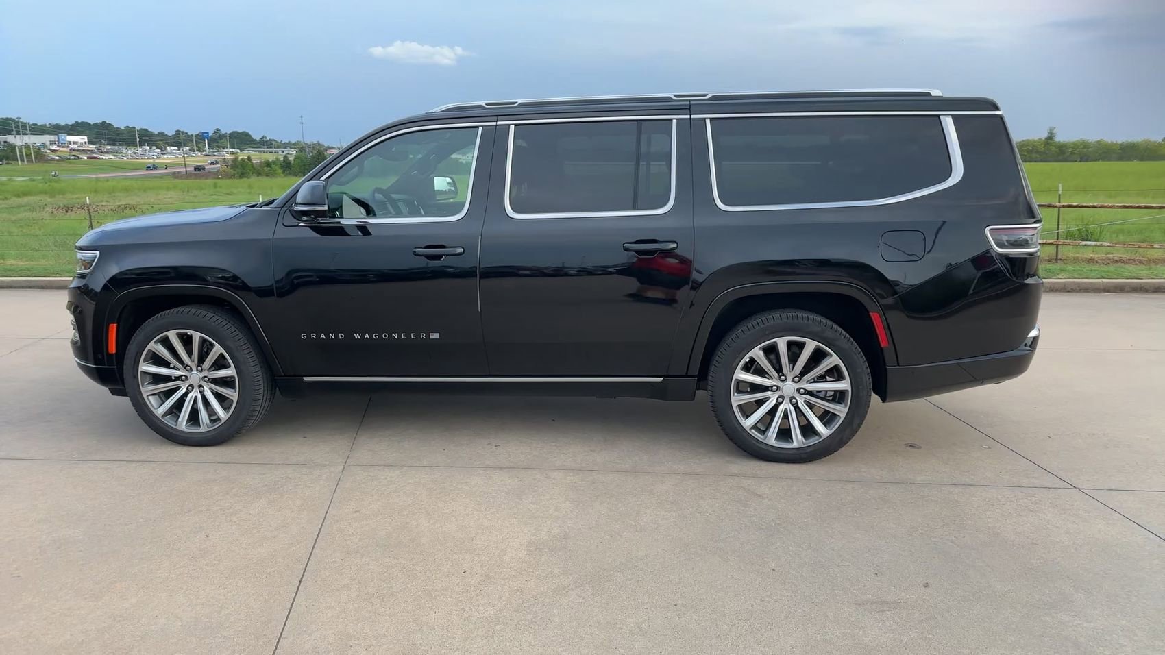 New 2024 Diamond Black Crystal Pearlcoat Jeep  image 6