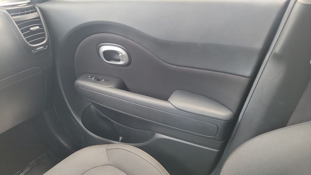 Used 2016 Blue Kia Plus image 13