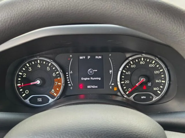 Used 2023 Red Jeep Latitude image 22