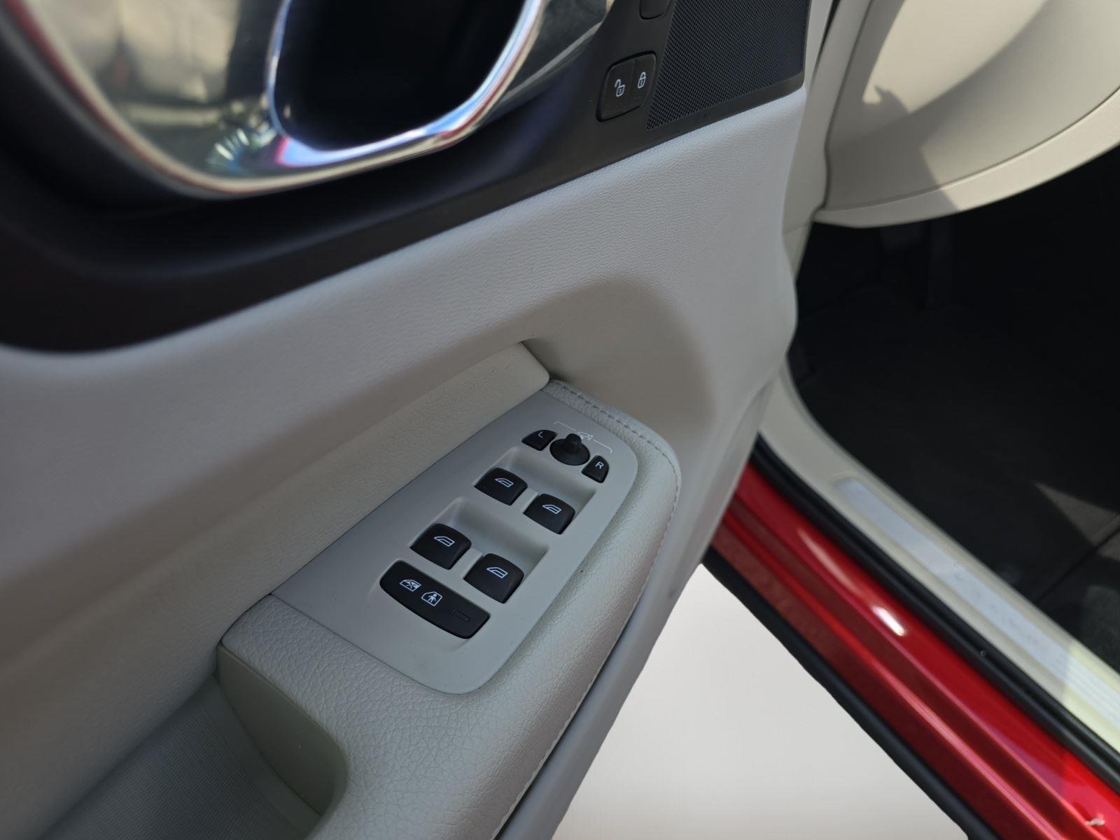 Used 2020 Fusion Red Metallic Volvo Momentum image 23
