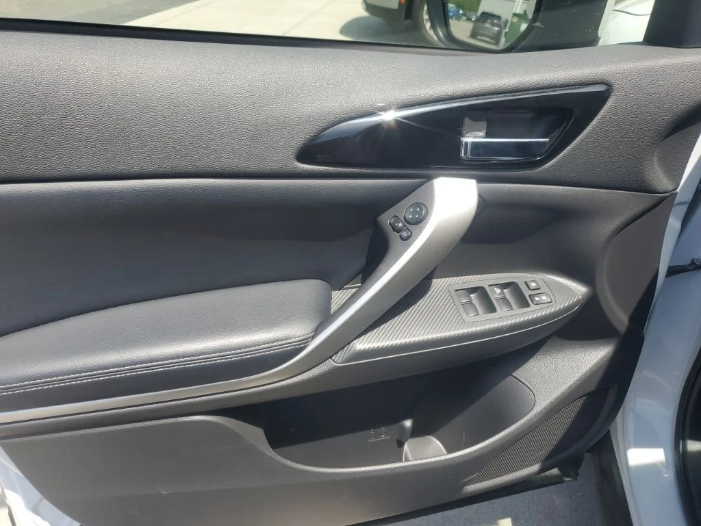 Used 2025 White Mitsubishi SE image 17