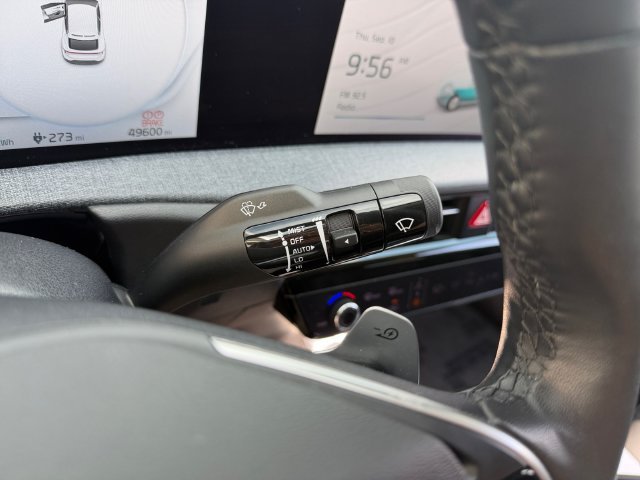 Certified Used 2023 White Kia Wind image 14