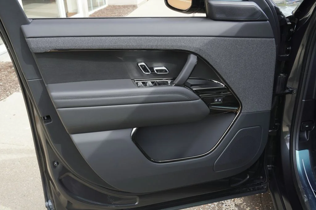 New 2026 Carpathian Grey Land Rover SE image 10