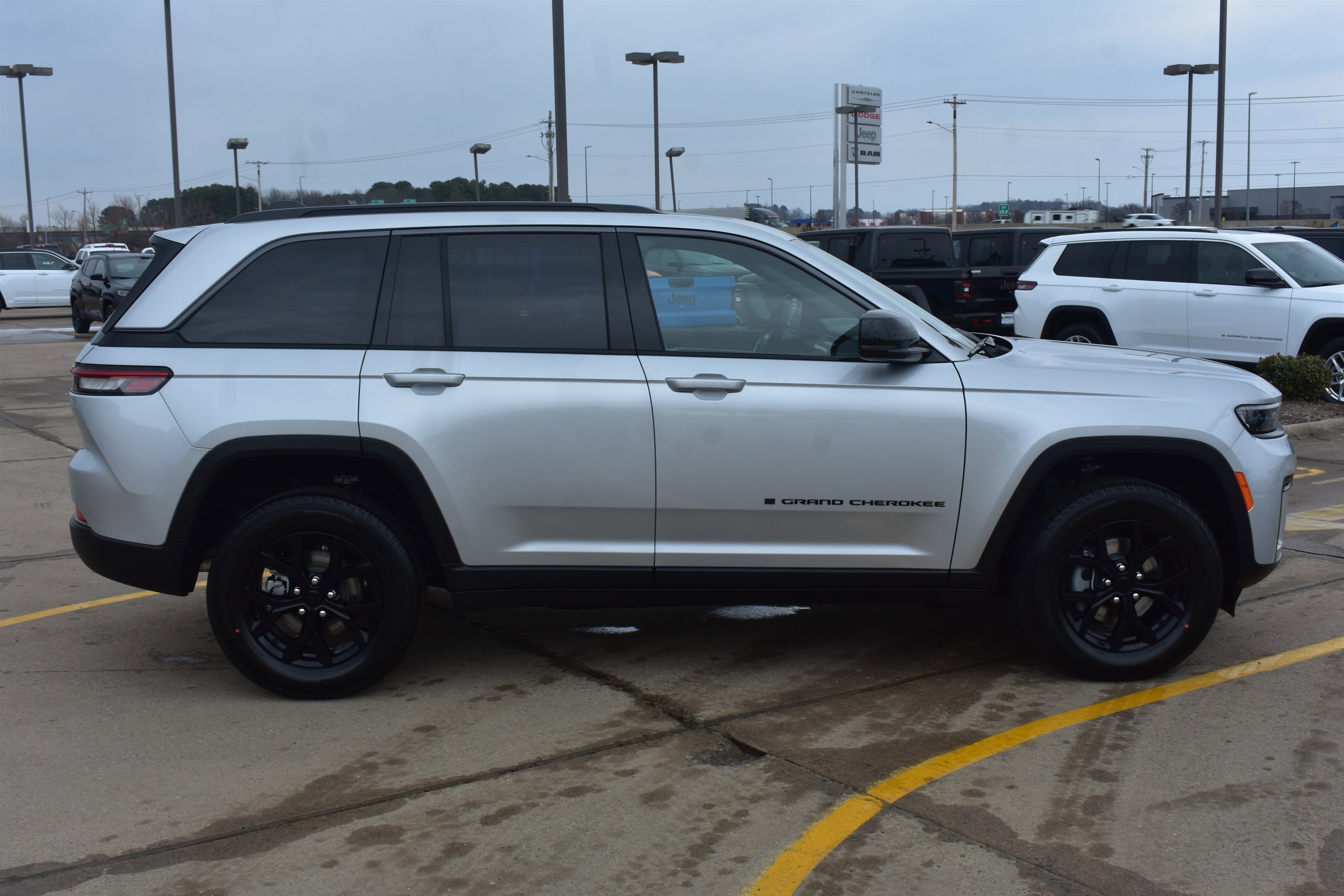 New 2026 Silver Zynith Exterior Paint Jeep Laredo Altitude image 4