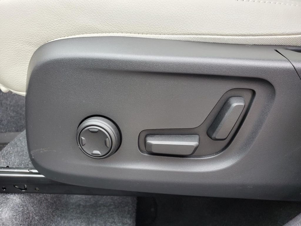 2026 Volvo XC40 Plus - Photo 9