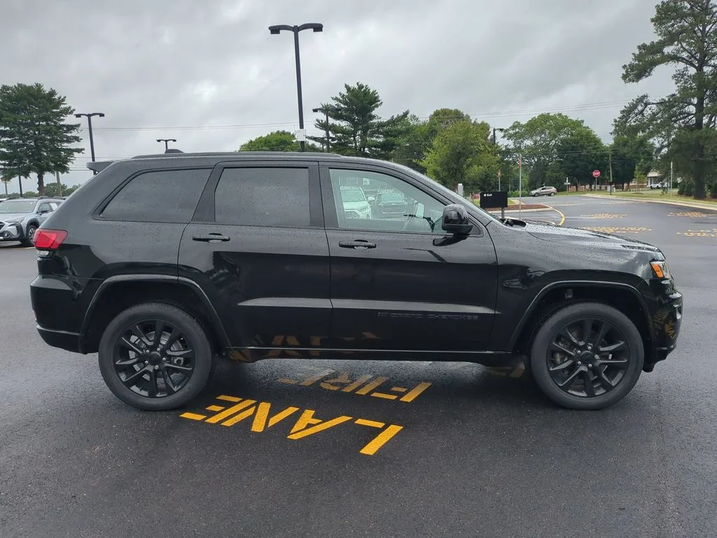 Used 2022 Black Jeep Laredo X image 3