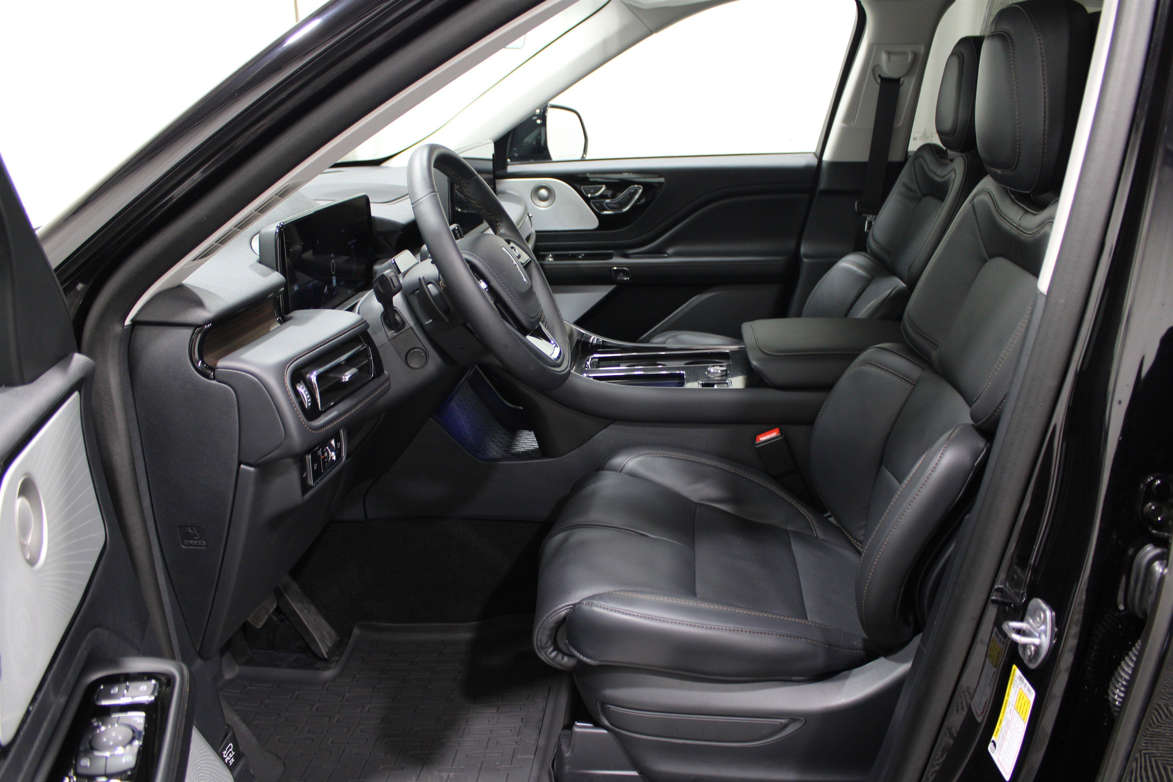 2025 Lincoln Aviator Reserve photo 3