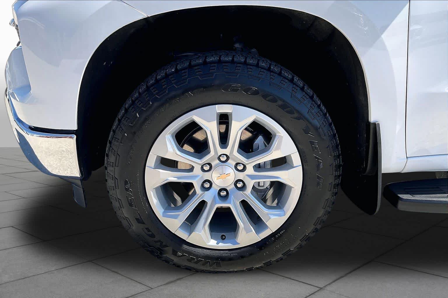 Used 2025 Summit White Chevrolet LTZ image 11
