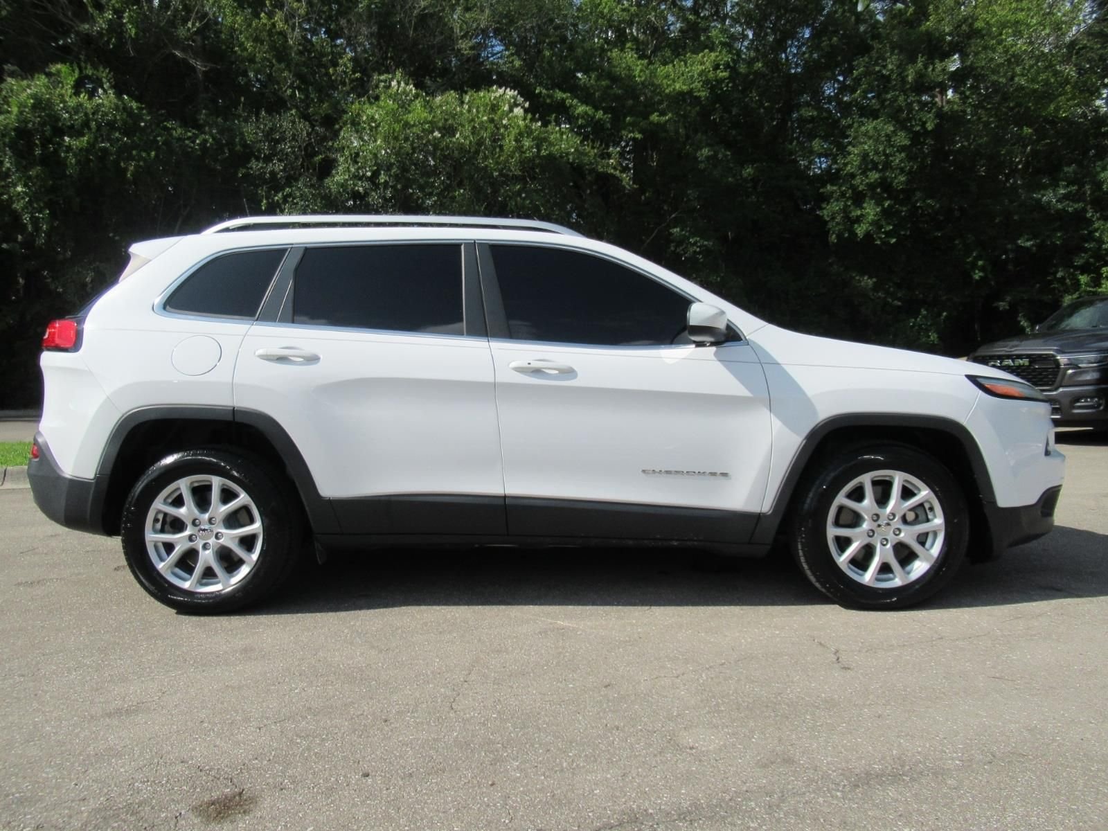 Used 2018 White Jeep Latitude Plus image 2