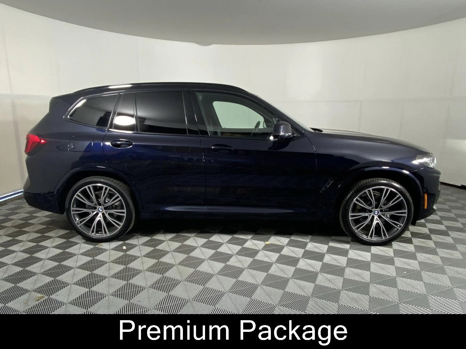 Used 2024 Carbon Black Metallic BMW xDrive30i image 3