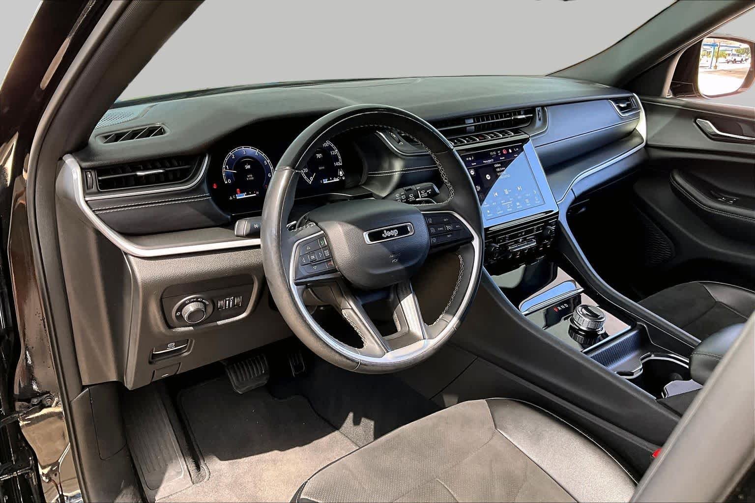 Used 2024 Diamond Black Crystal Pearlcoat Jeep Altitude image 18