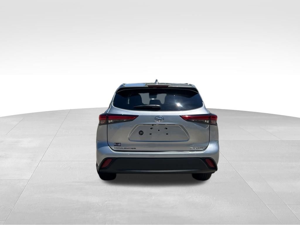 Used 2021 Silver Toyota XLE image 4