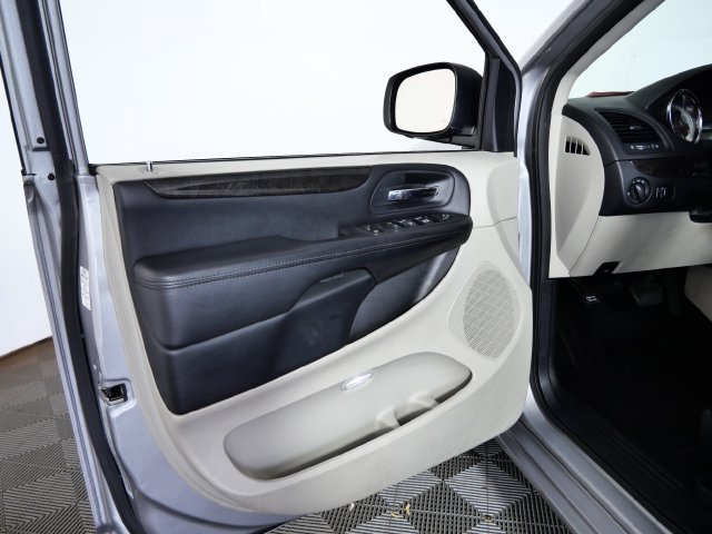 Used 2016 Silver Dodge SXT image 14