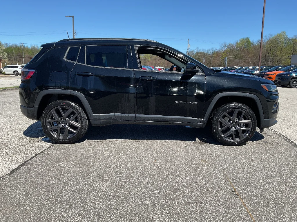 New 2026 Diamond Black Crystal Pearl-Coat Exterior Paint Jeep Limited Altitude image 4