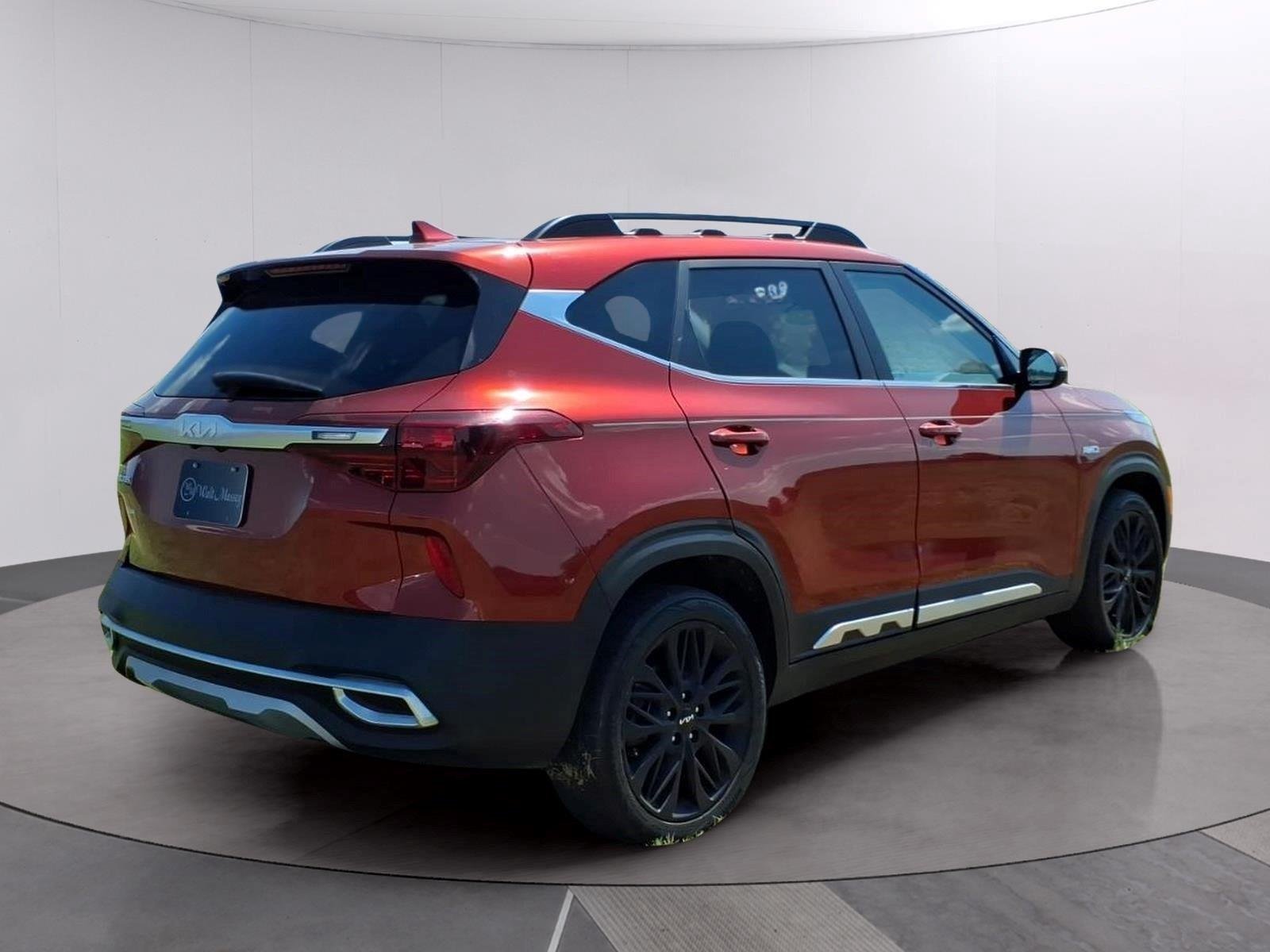Used 2023 Mars Orange Kia Nightfall image 5