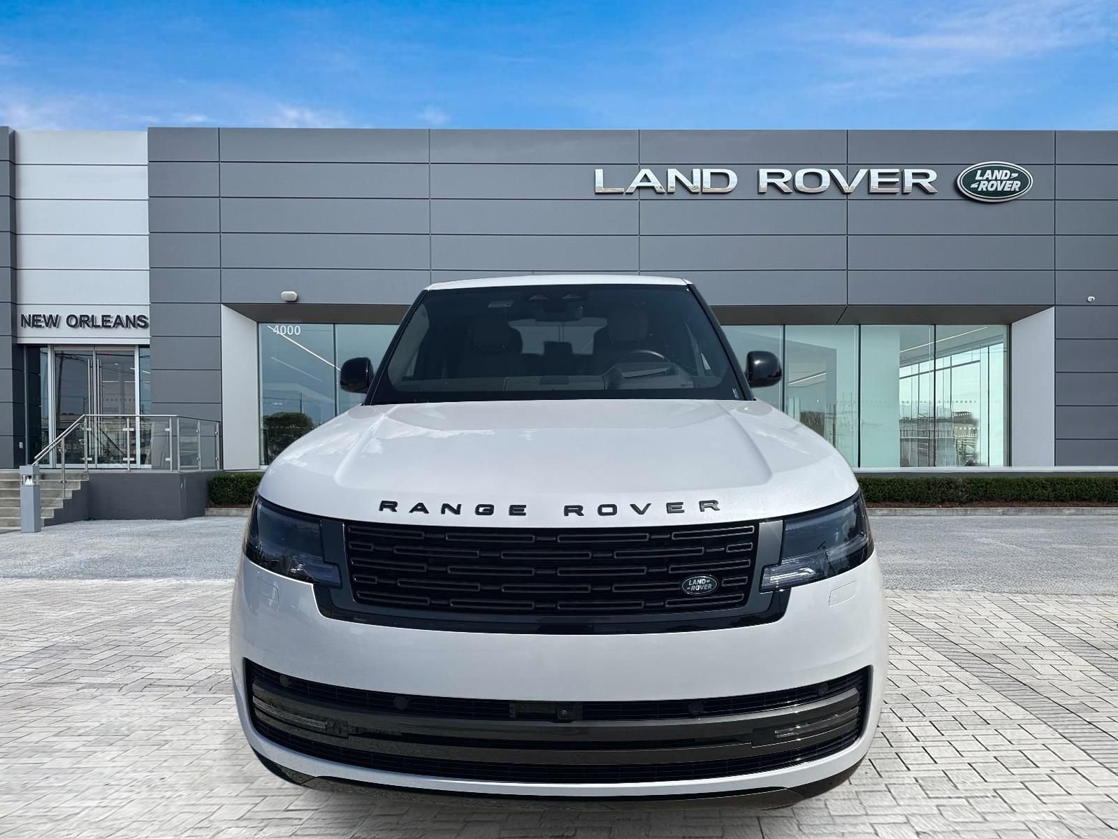 New 2026 Ostuni Pearl White Land Rover SE image 4
