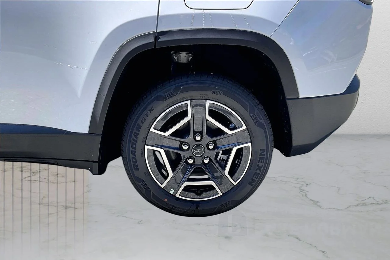 New 2026 Bright White Clear-Coat Exterior Paint Jeep Laredo image 32
