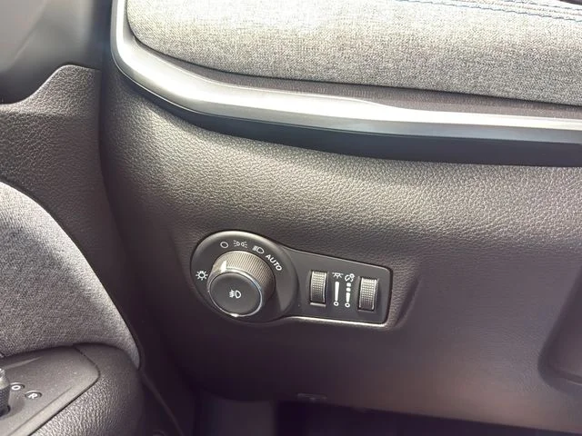 Used 2022 Silver Jeep Latitude image 24
