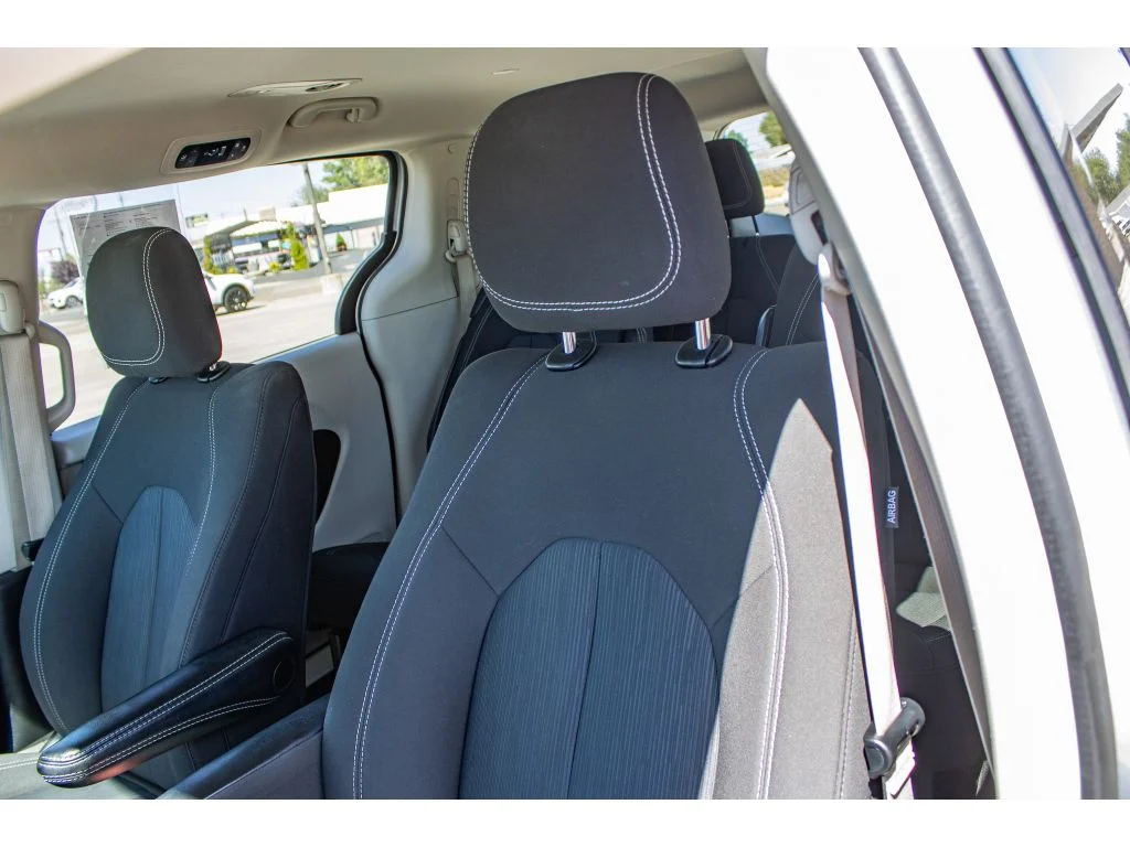 Used 2023 Silver Mist Clearcoat Chrysler LX image 30