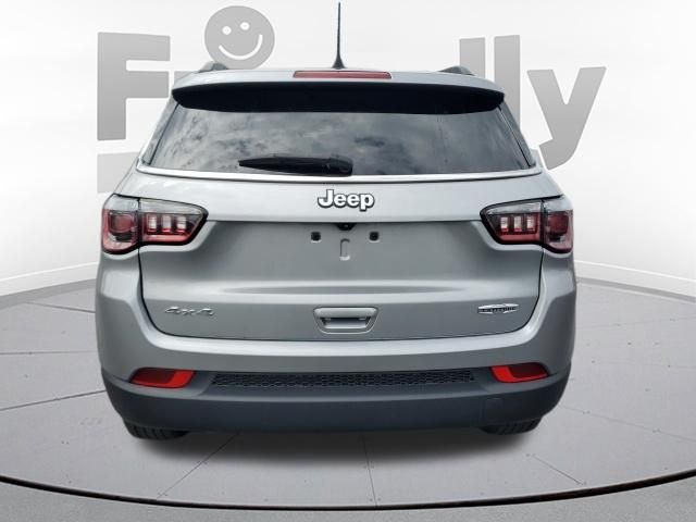 Used 2023 Silver Jeep Latitude image 4