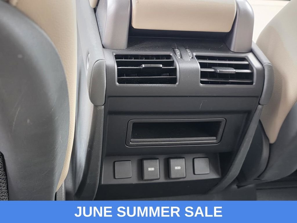 Used 2023 Green Land Rover SE image 13