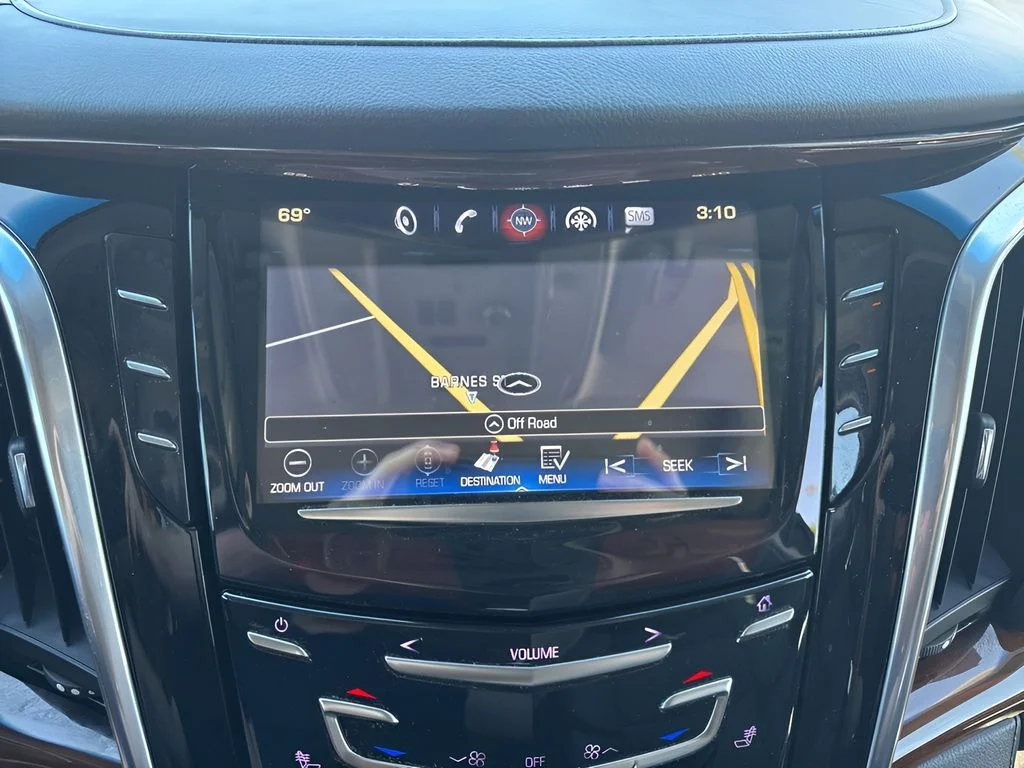 Used 2018  Cadillac Premium Luxury image 24