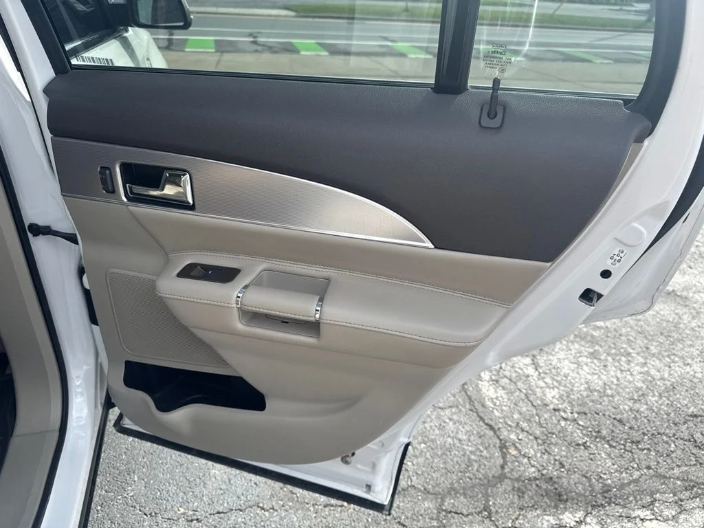 Used 2015 White Lincoln Base image 40