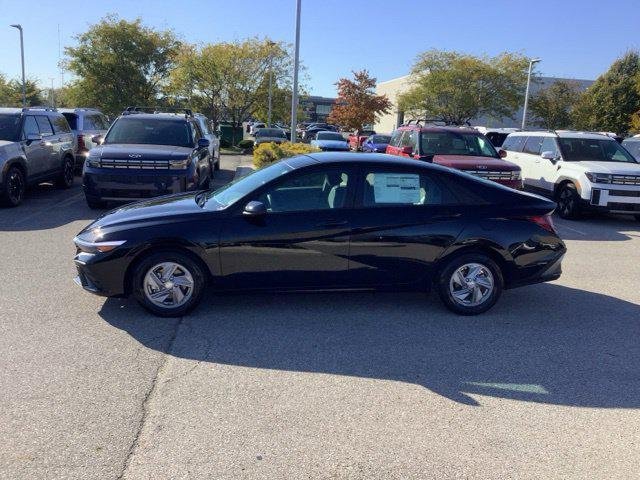 New 2026 Abyss Black Hyundai SE image 2