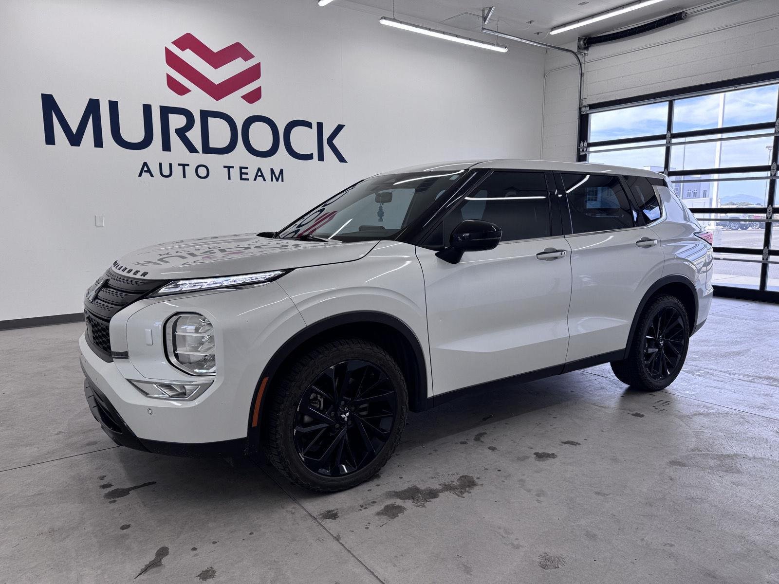 Used 2023 White Diamond Mitsubishi SE Black Edition image 1