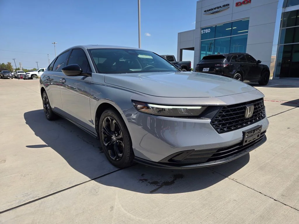 Used 2025 White Honda SE image 1