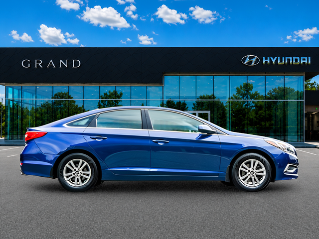 Used 2017 Blue Hyundai SE image 7