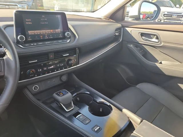 Used 2021 White Nissan SL image 23