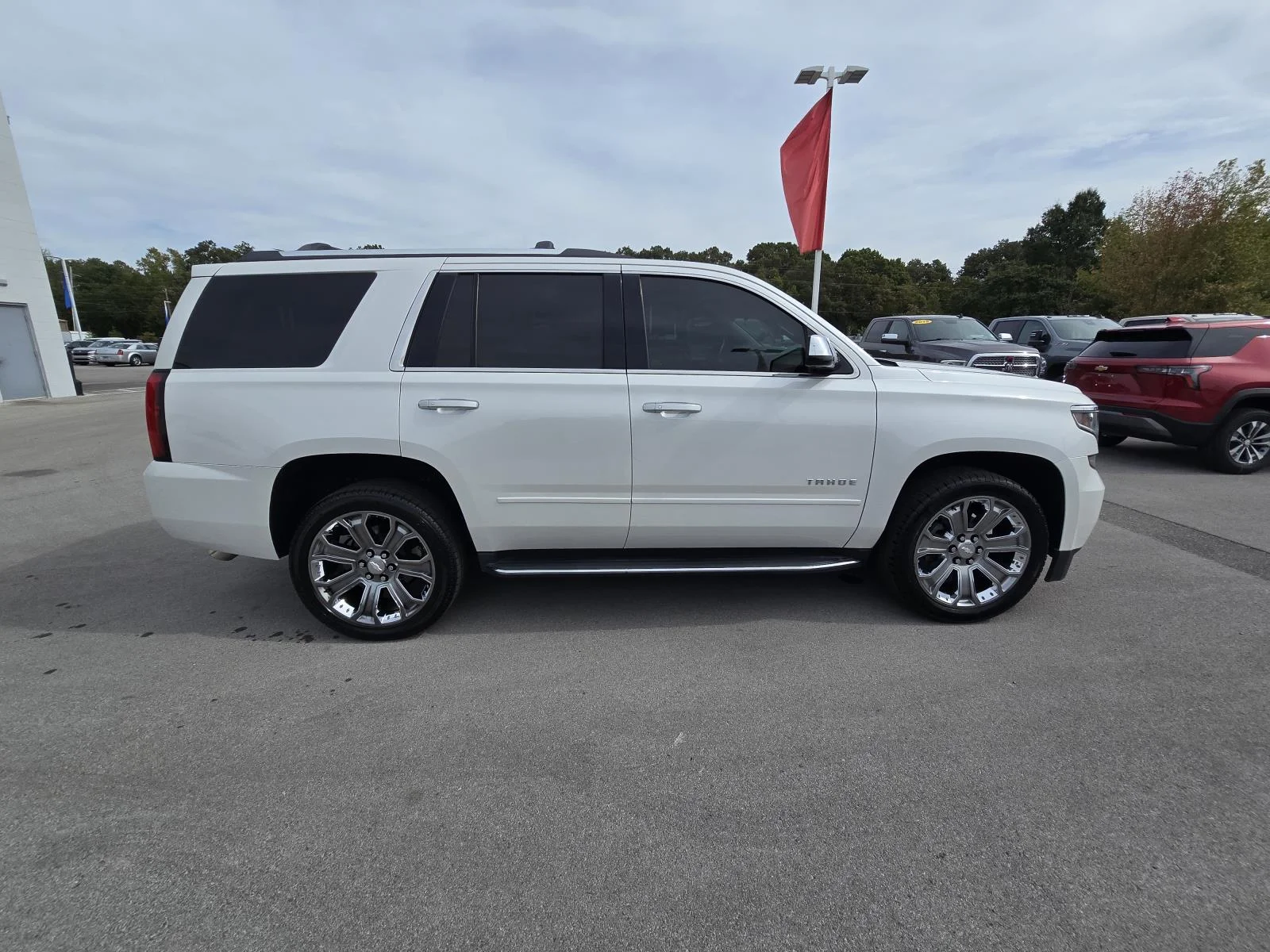 Used 2019 Iridescent Pearl Tricoat Chevrolet Premier image 8