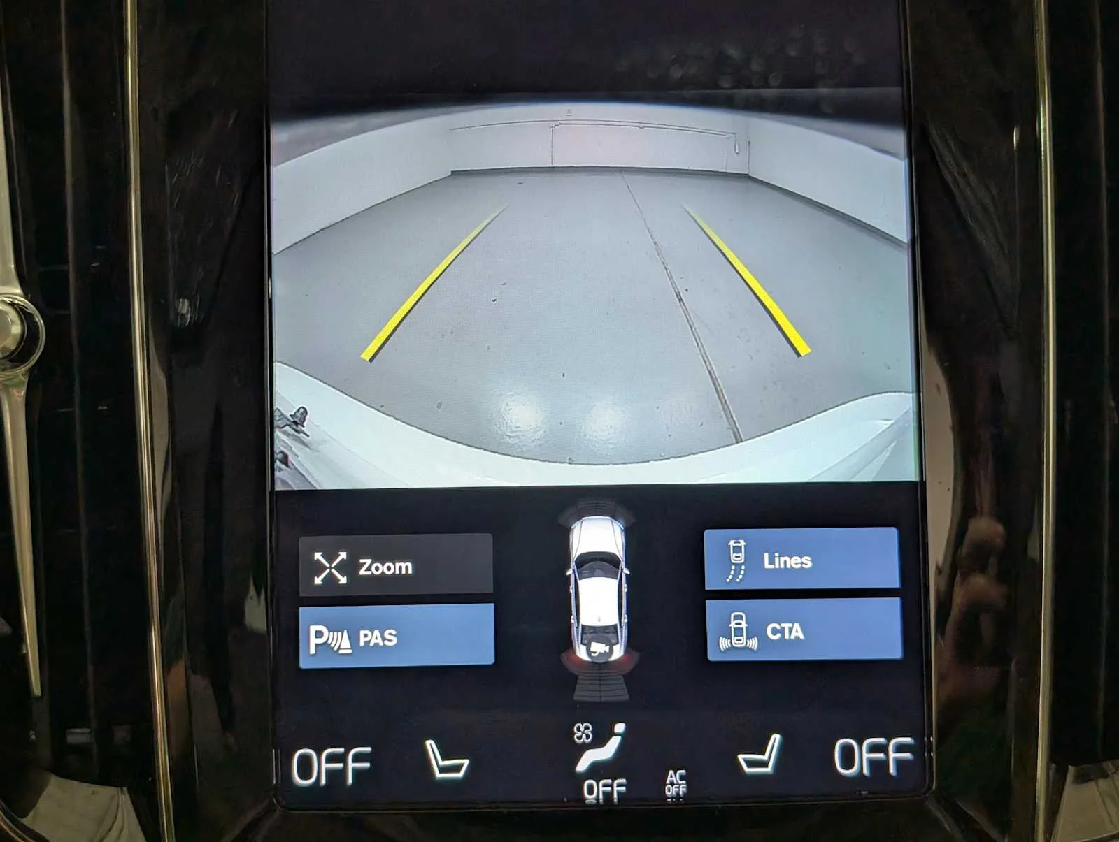 Used 2020  Volvo Momentum image 27