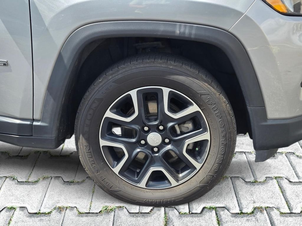 Used 2022 Silver Jeep Latitude image 3