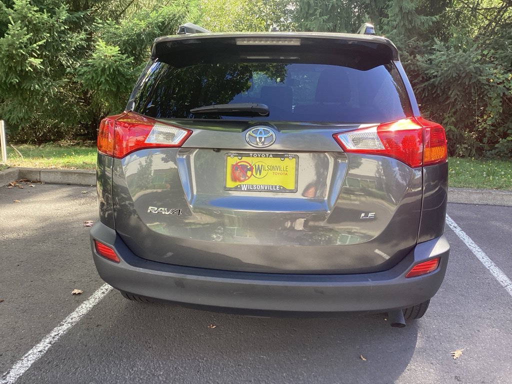 Used 2015 Gray Toyota LE image 18