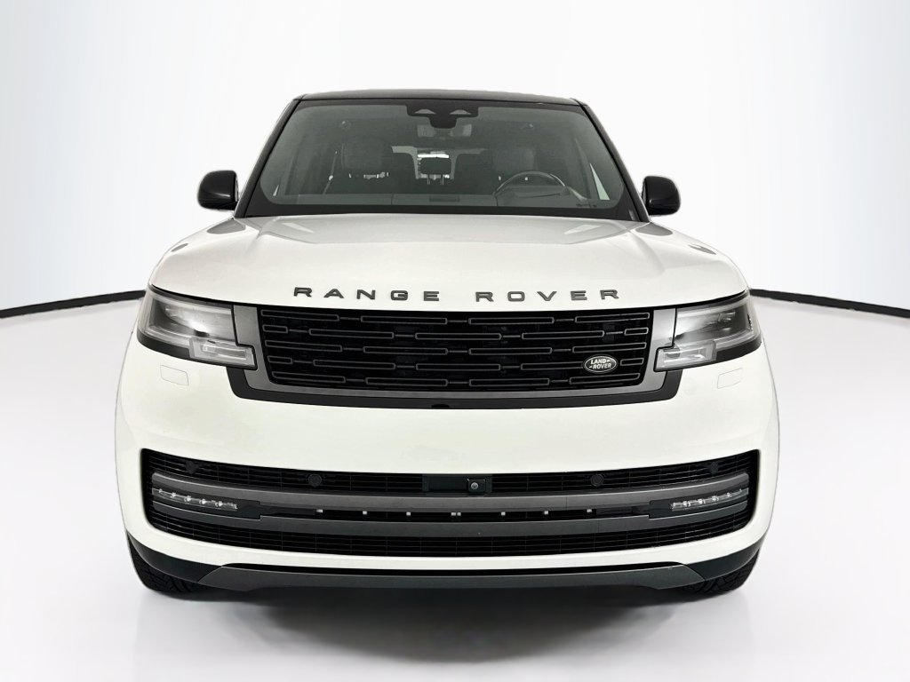 Used 2024 White Land Rover SE image 2