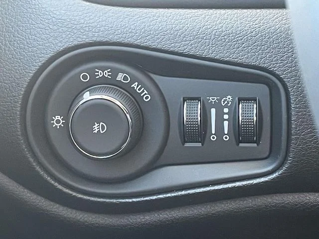 Used 2020 Gray Clearcoat Jeep Latitude image 18
