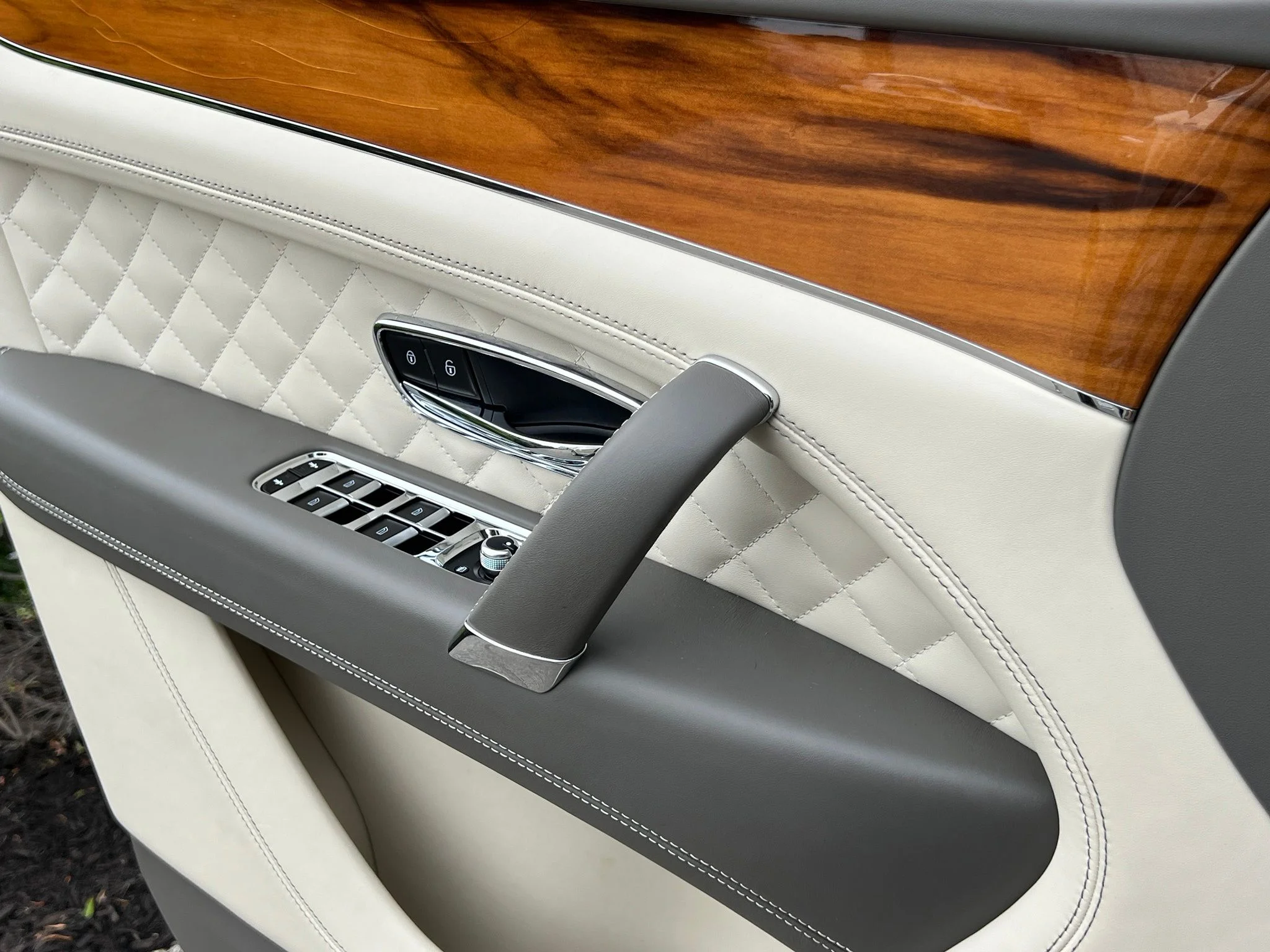 Used 2018  Bentley W12 image 37