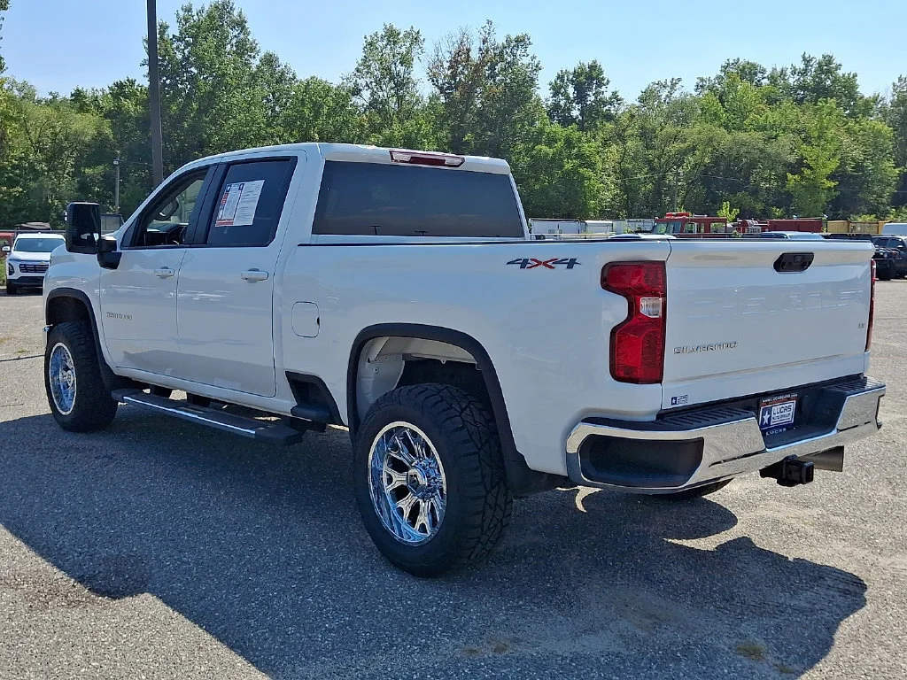 Used 2025 Summit White Chevrolet LT image 8