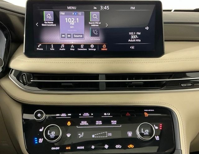 Used 2023 White INFINITI LUXE image 17